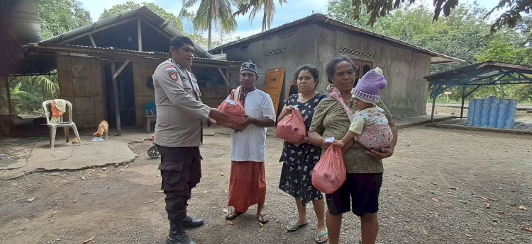 Menembus Jalan Rusak, Polri Polres Ngada Salurkan Bantuan kepada Warga Terdampak Gempa di Kecamatan Wolomeze