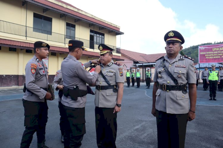 POLRES NGADA GELAR SERTIJAB WAKAPOLRES DAN PS. KABAGREN, KAPOLRES: PENGABDIAN HARUS TERUS BERLANJUT