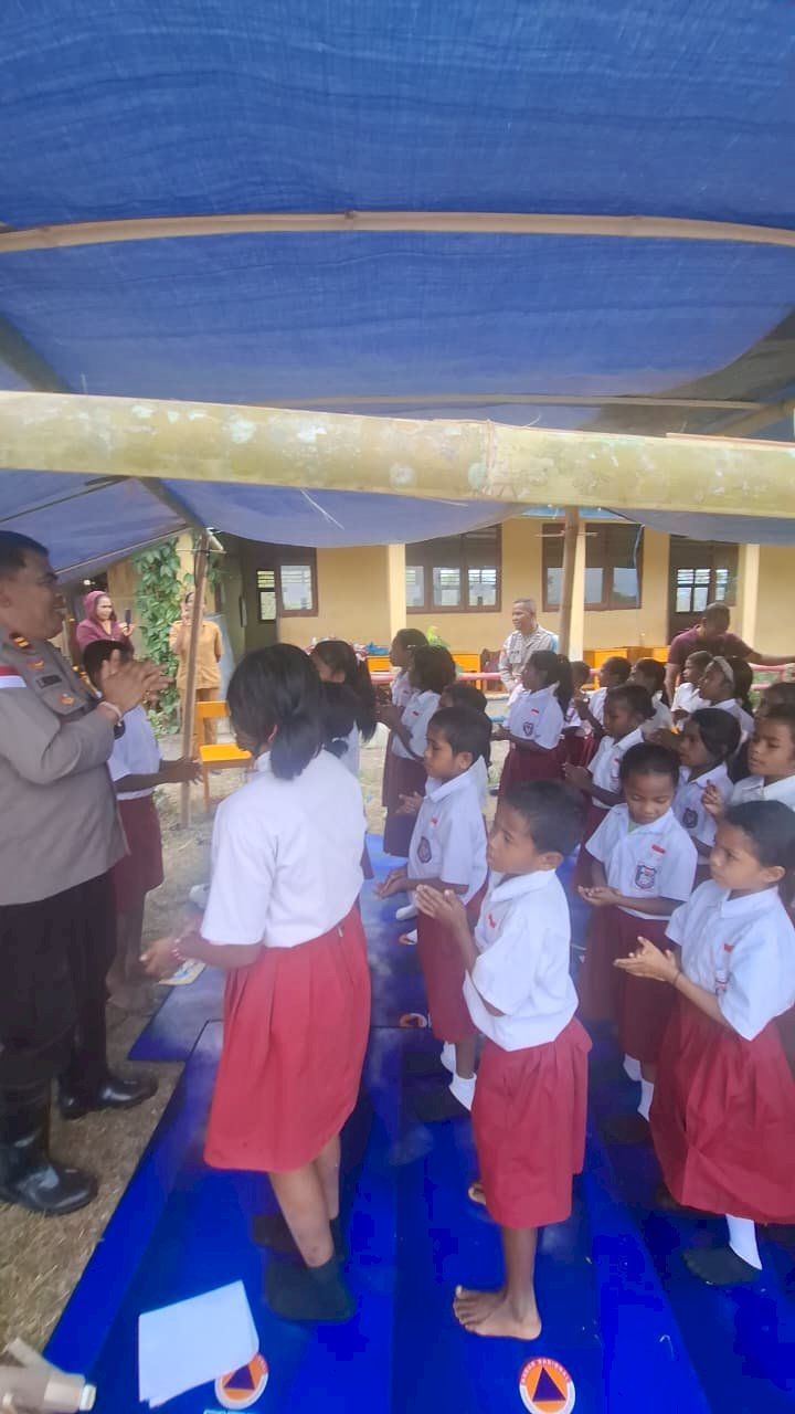 Kembalikan Senyum Anak-Anak Korban Gempa, Polsek Soa Polres Ngada Gelar Trauma Healing di SDK Turewuda