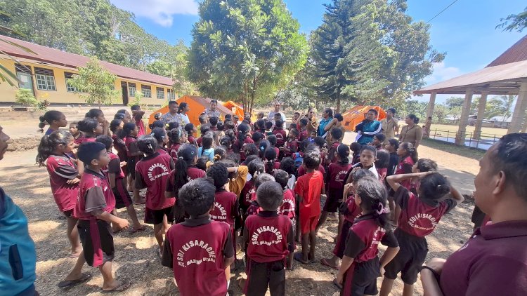 SENYUM KEMBALI HADIR, POLRES NGADA POLSEK SOA DAMPINGI ANAK-ANAK SDI KISARAGHE PULIH DARI TRAUMA GEMPA