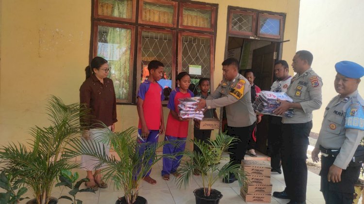 Pasca Gempa, Polsek Soa Hadirkan Senyum Anak-anak Lewat Bantuan Perlengkapan Sekolah