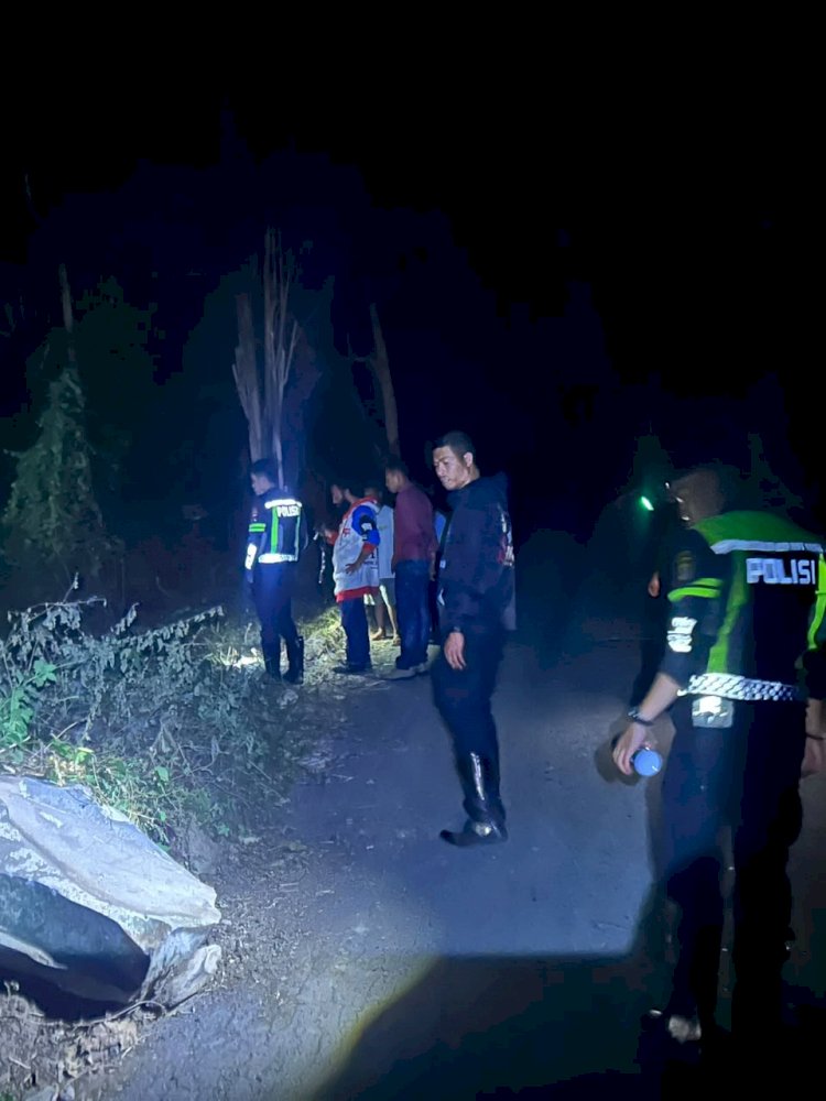 MINIBUS MASUK JURANG 50 METER DI GOLEWA SELATAN, SATU PENUMPANG MENINGGAL DUNIA