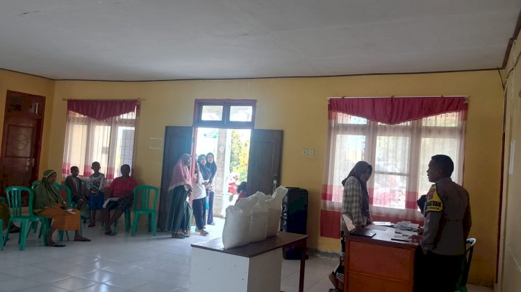 Bhabinkamtibmas Dampingi Penyaluran Bantuan Beras, 85 KK Warga Kezewea Terima Bantuan Rawan Pangan