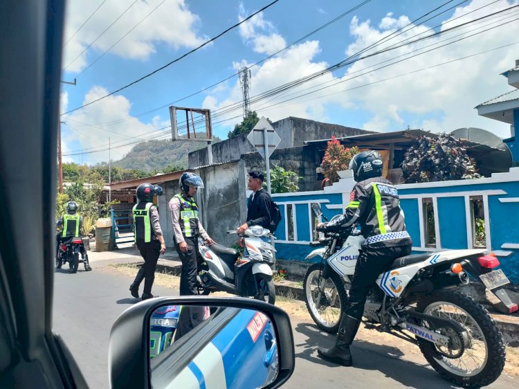 PATROLI SATLANTAS POLRES NGADA HADIR MENJAGA KELANCARAN LALU LINTAS DI KOTA BAJAWA