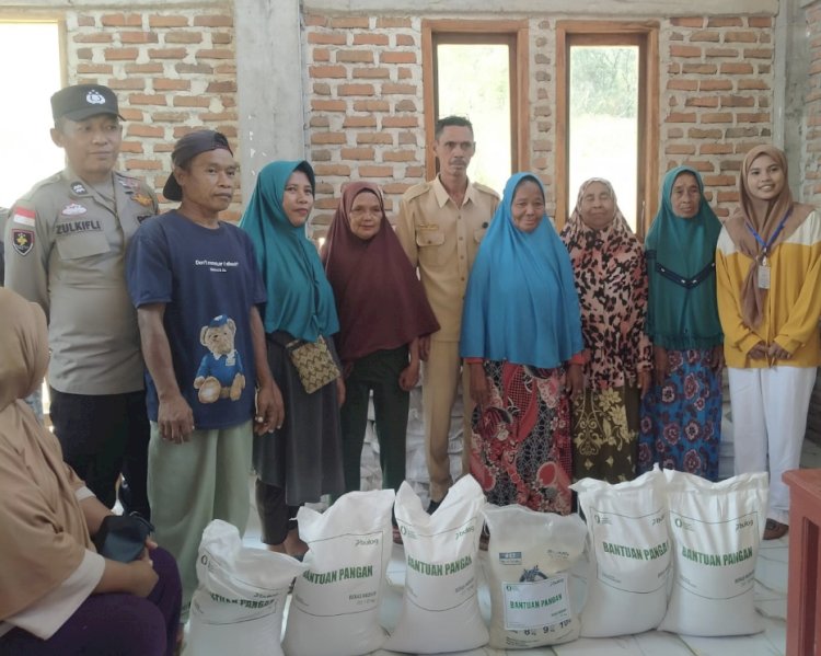 Polsek Riung Polres Ngada Kawal Penyaluran Bantuan Beras untuk 48 KK di Desa Kota Raja