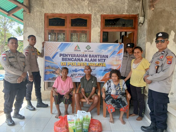 Polres Ngada melalui Sat Binmas dan Seksi Dokkes Salurkan Bantuan Sembako kepada Warga Terdampak Gempa