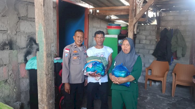 Ringankan Beban Warga Pascagempa, Bhabinkamtibmas Kezewea Hadir Salurkan Bantuan di Maumbawa ‎