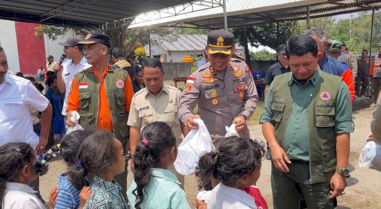 Pastikan Penanganan Pascagempa Berjalan Optimal, Kapolres Ngada Dampingi Kepala BNPB Tinjau Warga Terdampak di Golewa Barat ‎