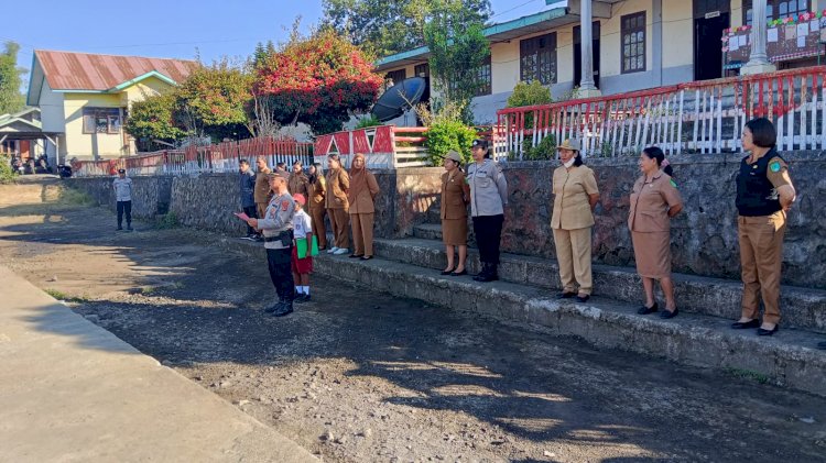 Tanamkan Karakter Sejak Dini, Kasat Binmas Polres Ngada Pimpin Upacara di SDI Waturutu