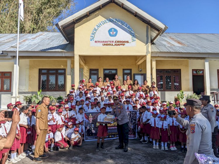 Polres Ngada Salurkan Bantuan Alat Tulis dari Polres Sumba Timur kepada Siswa SD Inpres Bogenga ‎