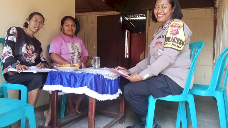 SAMBANG WARGA, BHABINKAMTIBMAS KISANATA POLRES NGADA PERKUAT SILATURAHMI DAN PESAN KAMTIBMAS