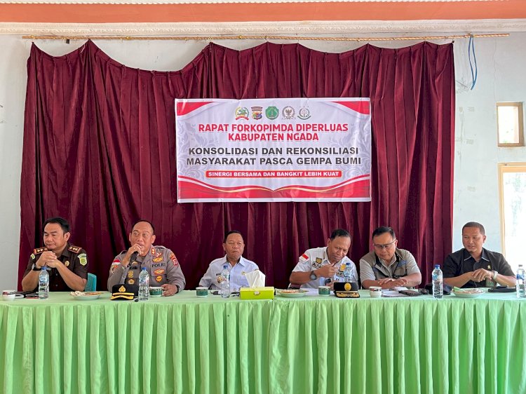 PASCA GEMPA, KAPOLRES NGADA DAMPINGI BUPATI GELAR RAPAT FORKOPIMDA DIPERLUAS DI RIUNG