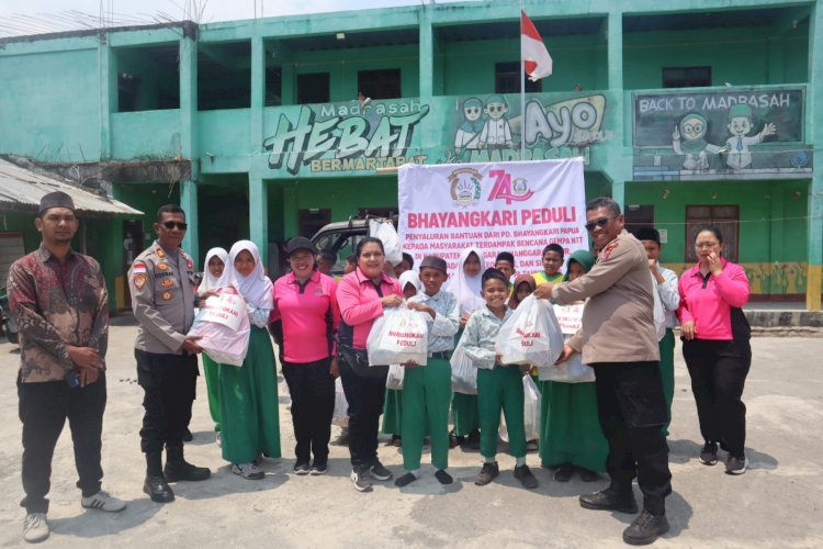 Bhayangkari Daerah Papua Peduli, Polres  Ngada Salurkan Bantuan untuk Warga Terdampak Gempa Flores ‎