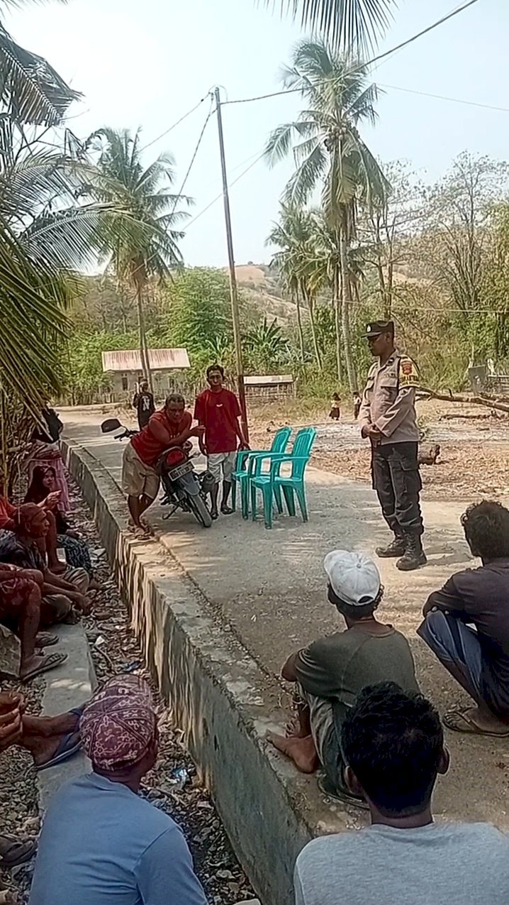 Bhabinkamtibmas Polres Ngada Kawal Penyediaan Air Bersih bagi 25 KK Terdampak Gempa di Marotauk