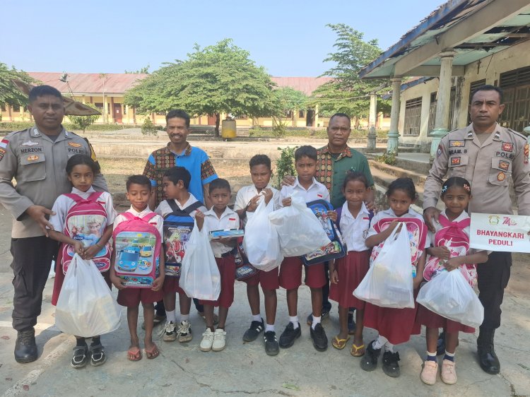 SALURKAN BANTUAN PERLENGKAPAN SEKOLAH BAGI SISWA TERDAMPAK, POLSEK SOA POLRES NGADA WUJUDKAN KEPEDULIAN DAN SEMANGAT UNTUK BANGKIT ‎