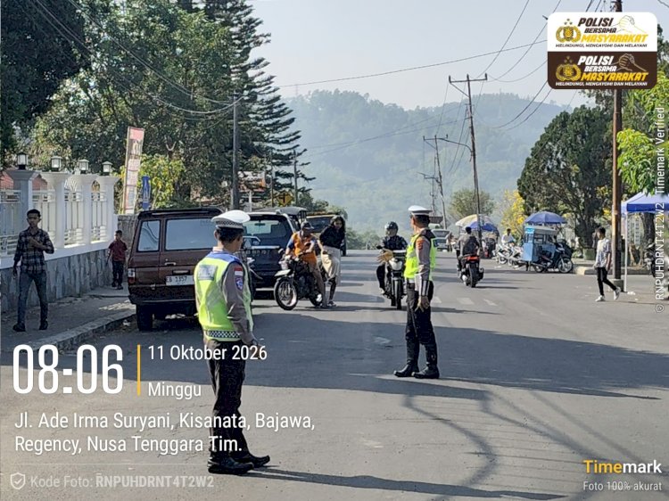 Pastikan Ibadah Minggu Aman dan Lancar, Satlantas Polres Ngada Siaga Amankan Gereja dan Atur Arus Lalu Lintas di Bajawa
