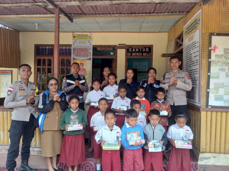 Sat Binmas Polres Ngada Salurkan Bantuan Alat Tulis kepada Siswa Yatim Piatu di SDI Welu