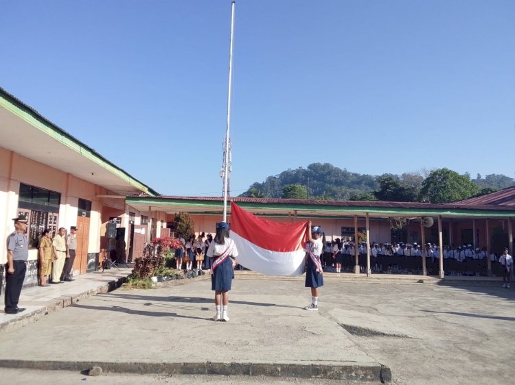 POLISI PEDULI PENDIDIKAN, KASAT BINMAS POLRES NGADA JADI INSPEKTUR UPACARA DI SMP NEGERI 2 BAJAWA