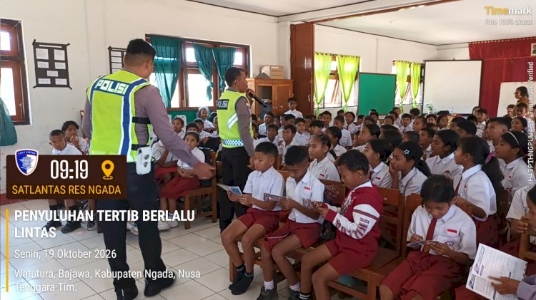 POLISI PEDULI PENDIDIKAN, SATLANTAS POLRES NGADA EDUKASI SISWA SDN WATUTURA TENTANG ETIKA BERLALU LINTAS
