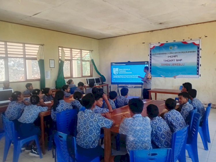 BHABINKAMTIBMAS DESA NARUWOLO SOSIALISASIKAN PROGRAM PENDIDIKAN KEPADA SISWA SMP SATAP KOLOKOA