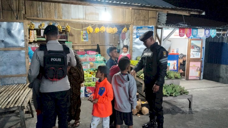 PATROLI PERINTIS SAT SAMAPTA POLRES NGADA JAGA KEAMANAN RUANG PUBLIK PADA MALAM HARI