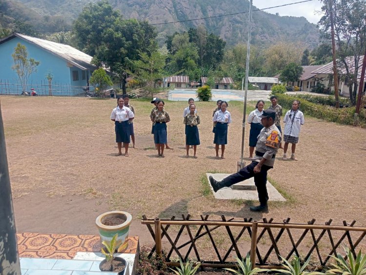 Bhabinkamtibmas Polres Ngada Latih 12 Siswa PKS di SMPK Yos Sudarso Jerebuu