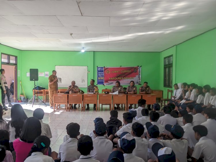 CEGAH EKSTREMISME SEJAK DINI, SATBINMAS POLRES NGADA GELAR JUMAT CURHAT DI SMPN 2 BAJAWA